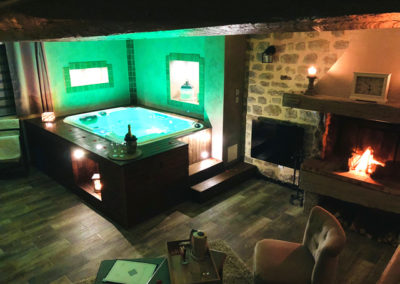 Jacuzzi de la Suite Bacchus du Domaine de Vandenesse et Spa